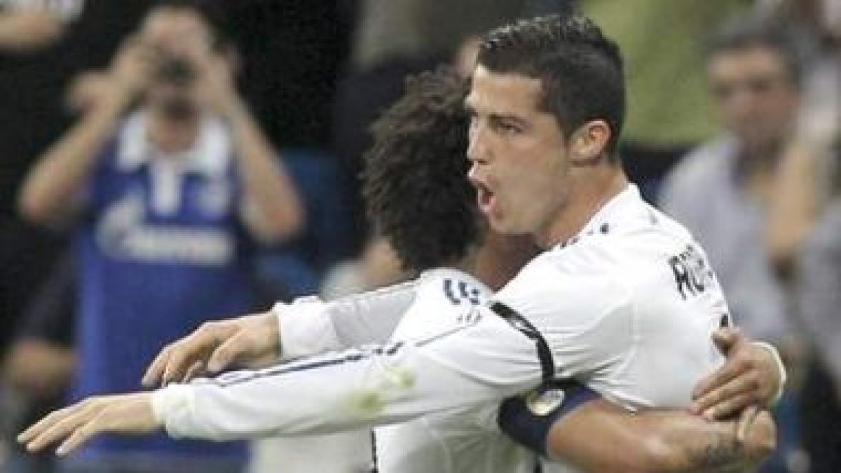 El portugués Cristiano Ronaldo celebra su primer gol junto a su compañero Marcelo.