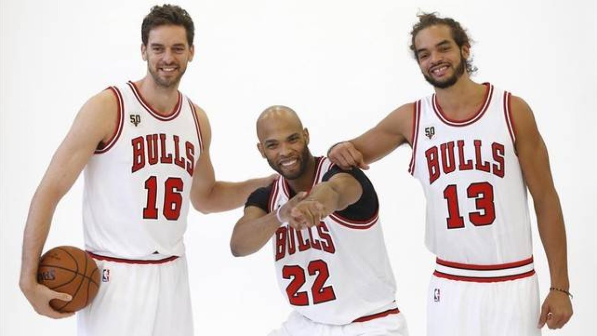 Gasol bromea con Gibson y Noah en la sesión fotográfica de los Bulls