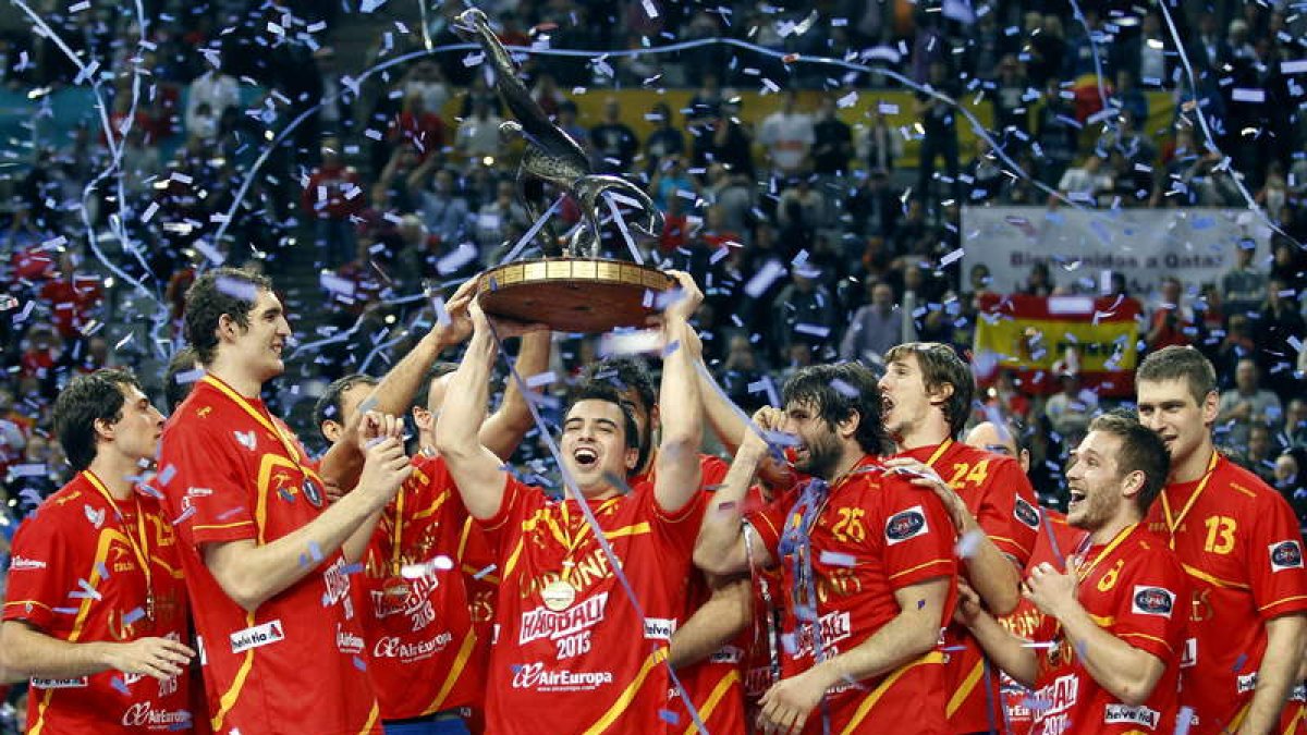 El jugador del Reale Ademar, Carlos Ruesga, levanta el trofeo de campeón del mundo junto al resto de jugadores de la selección española de balonmano.