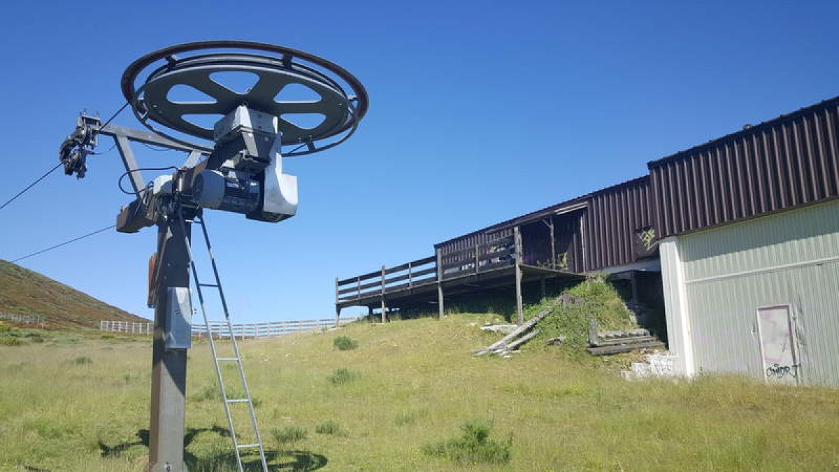 Estado de los remontes, vistos desde la terraza de madera desconchada de la vieja cafetería. M.F.