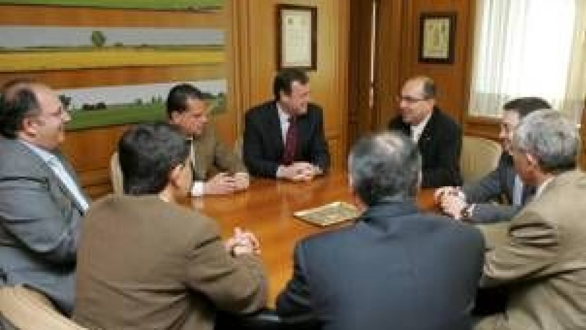 Silván y Amilivia se reunieron con representantes de las cofradías leonesas
