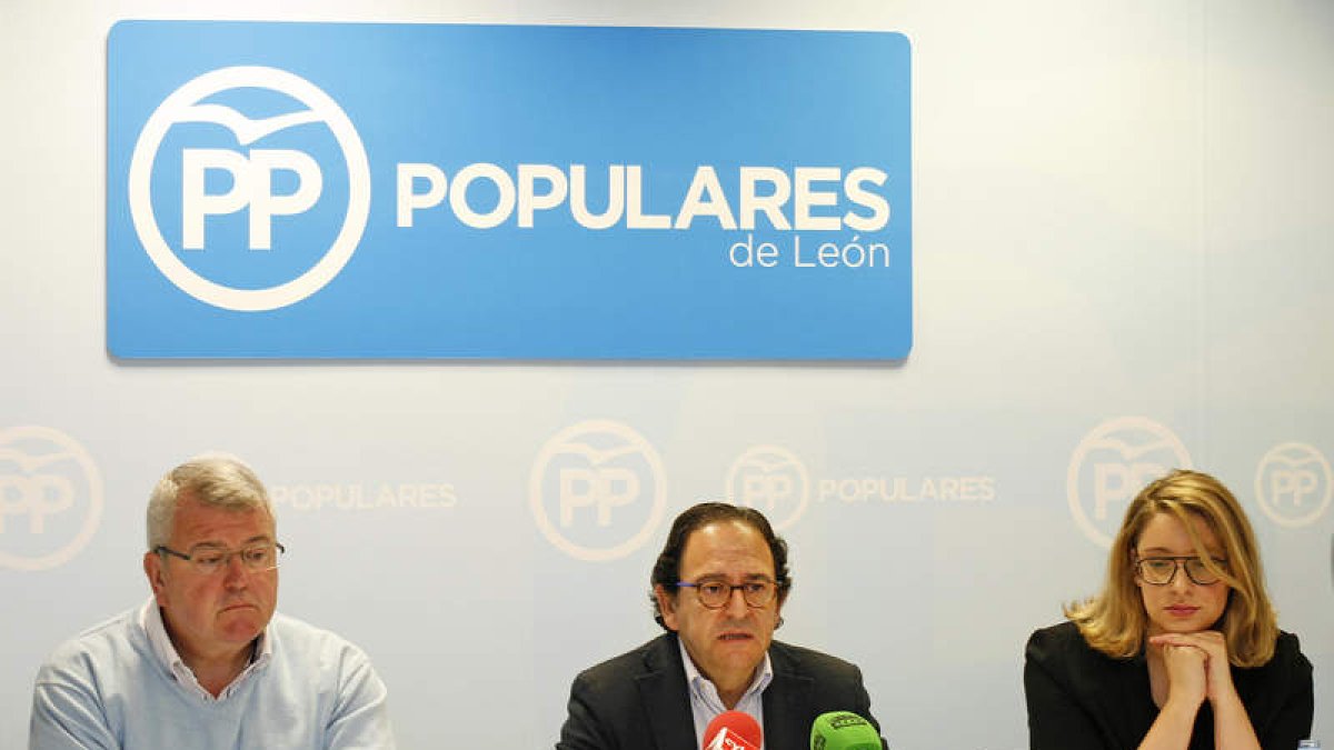Aznar, en el centro, ayer durante su intervención. F. OTERO PERANDONES
