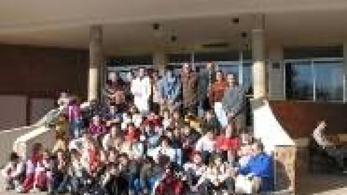 Los alumnos del centro y los visitantes posaron para una foto de famila junto a sus profesores