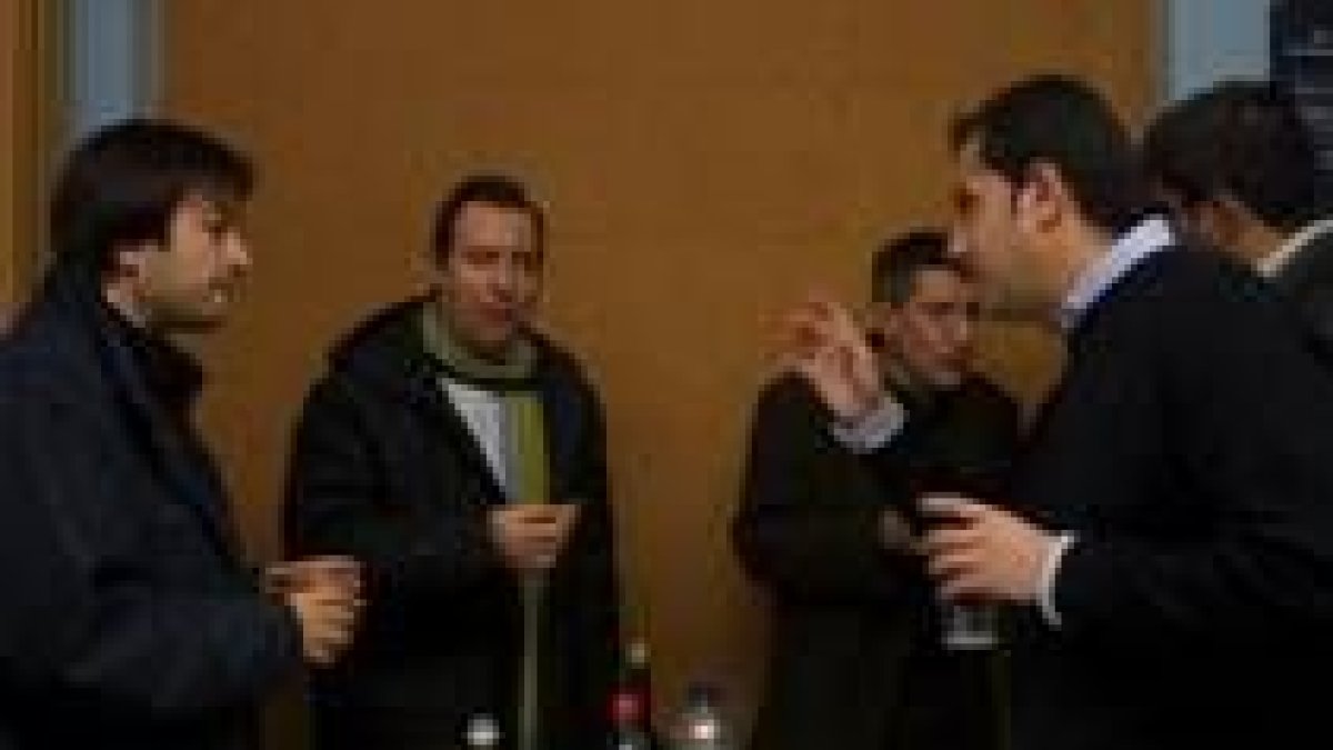 Abel Pardo e Ibán García charlan en presencia de Valderas y el alcalde