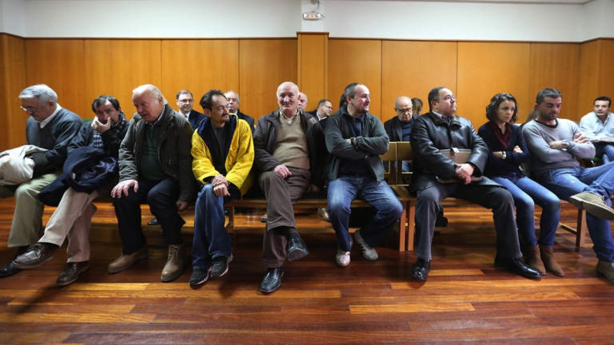 Tomás Ferreras, un testaferro, Andrés Velasco, otro testaferro, Eloy Velasco, Eloy Velasco Gómez, un letrado, María y Roberto Vidal.
