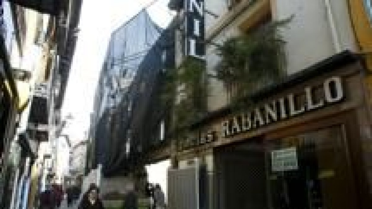 Imagen de la estructura externa que sujeta la fachada de La Rúa e invade parte de la calzada