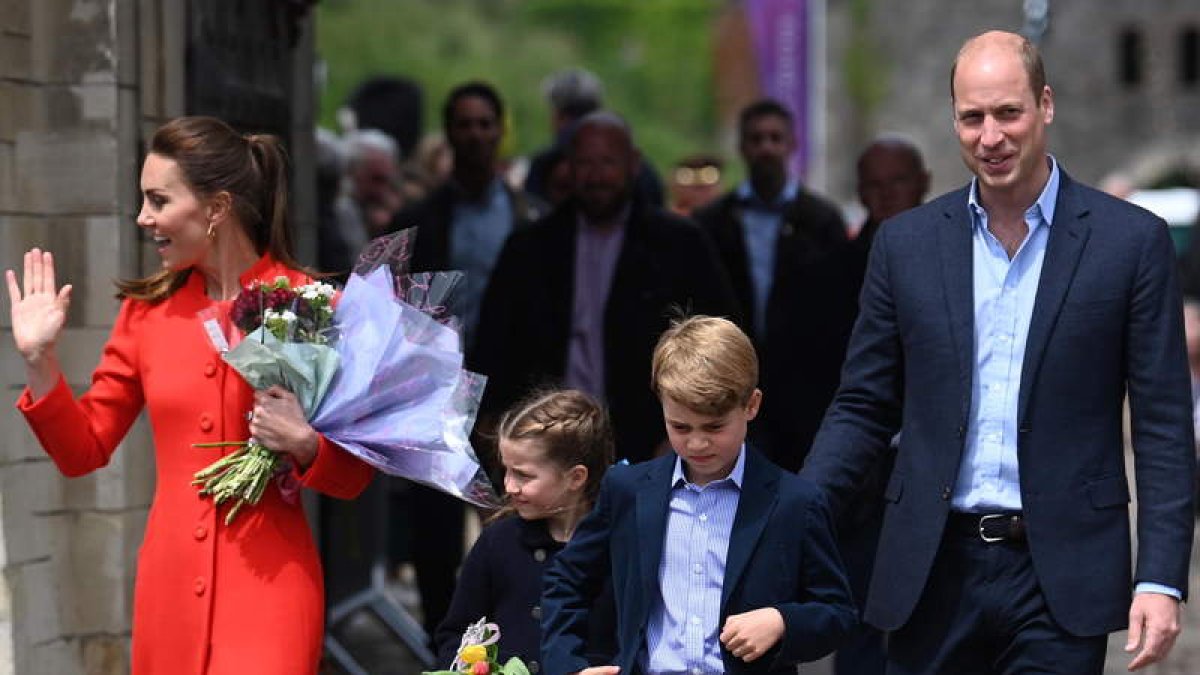 Los duques de Edimburgo con dos de sus hijos. ANDY RAIN