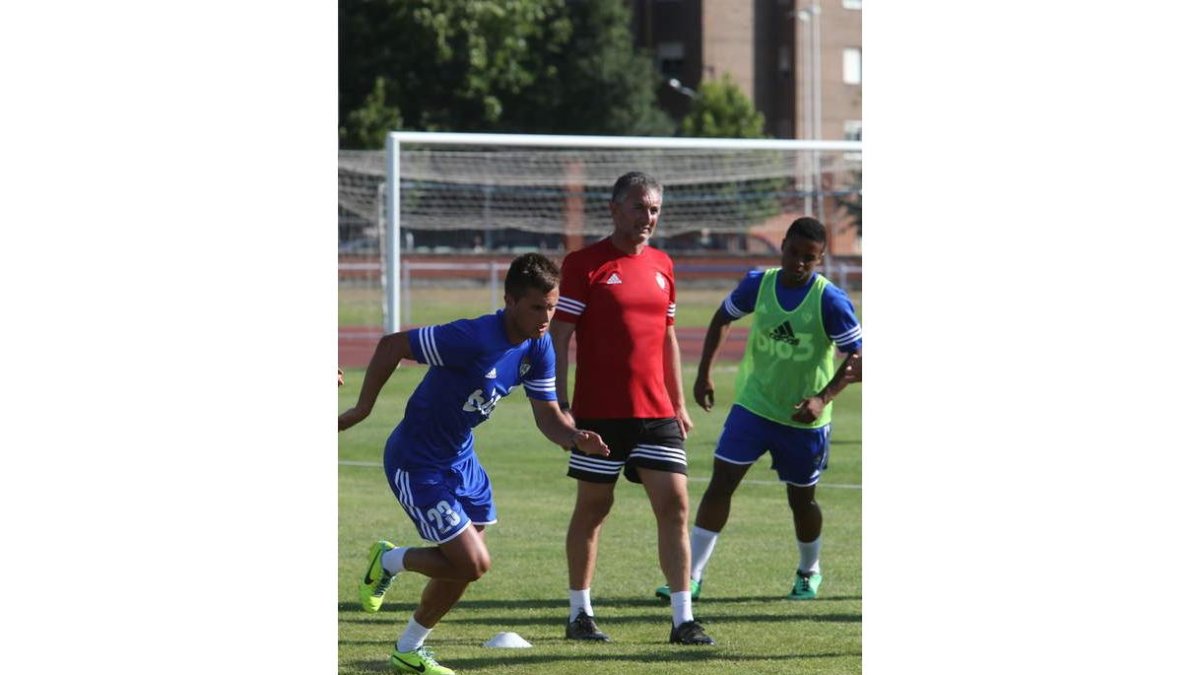Manolo Santos, durante una sesión de entrenamiento en el Colomán Trabado.