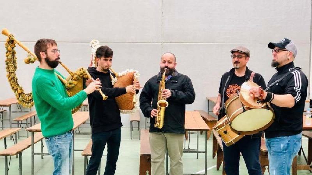 La banda asturiana Caldo y Os Rabizos, que toca hoy en la plaza de Regla. facebook