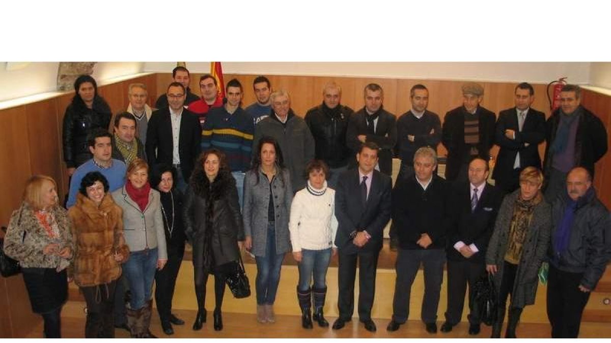 El alcalde y la presidenta de la sociedad (centro) junto a representantes de las 52 empresas que forman parte del colectivo turístico.