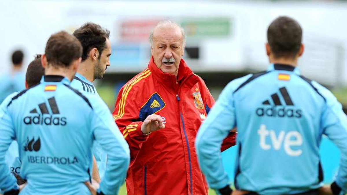 Del Bosque da instrucciones a sus jugadores durante el primer entrenamiento de España en Schruns.