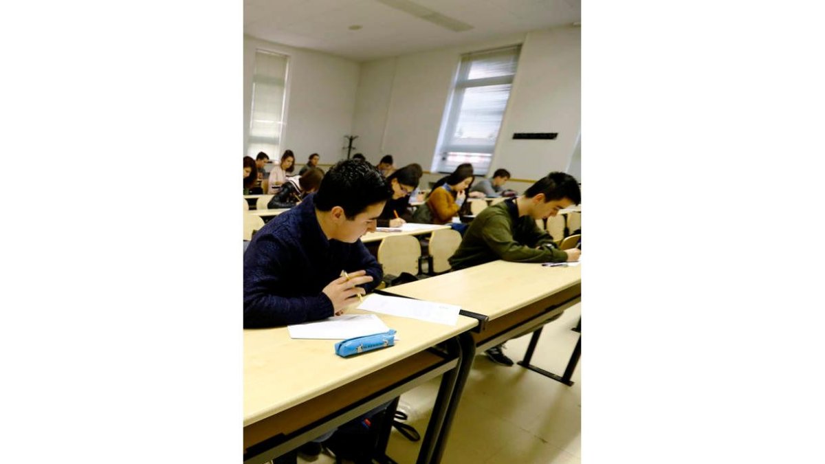 Los jóvenes pueden tener futuro en el comercio exterior.