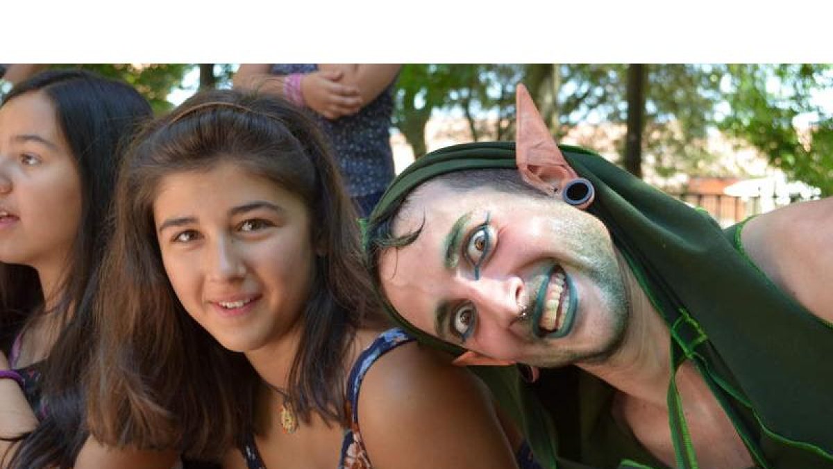 Uno de los personajes de época que polulan por el mercado medieval de Valencia de Don Juan junto a una niña.