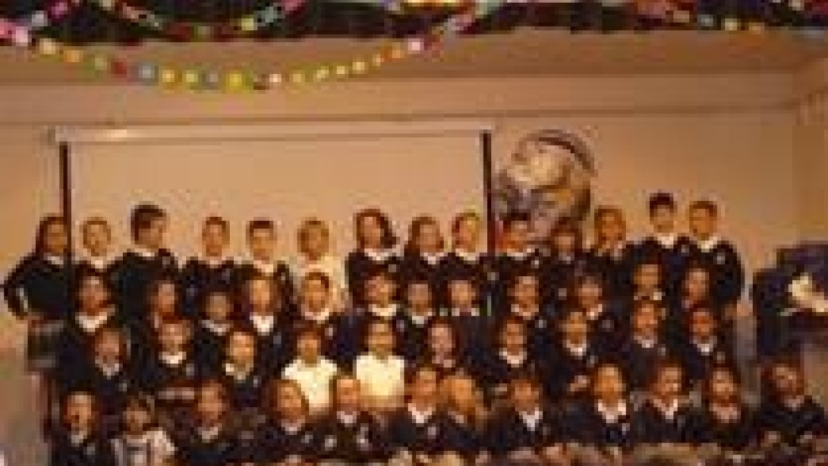 Juagdores y familiares del equipo Cadete del Loyola posan en una foto de grupo