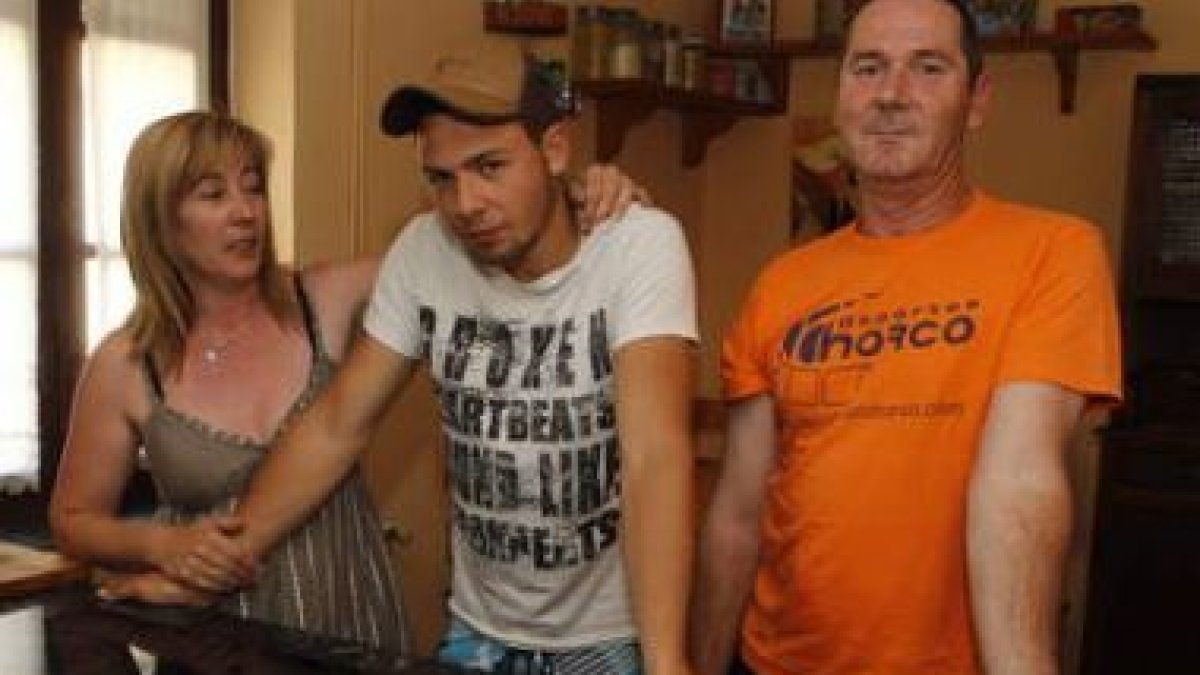Mercedes, Christian y Rafael posan en su casa de Marne.