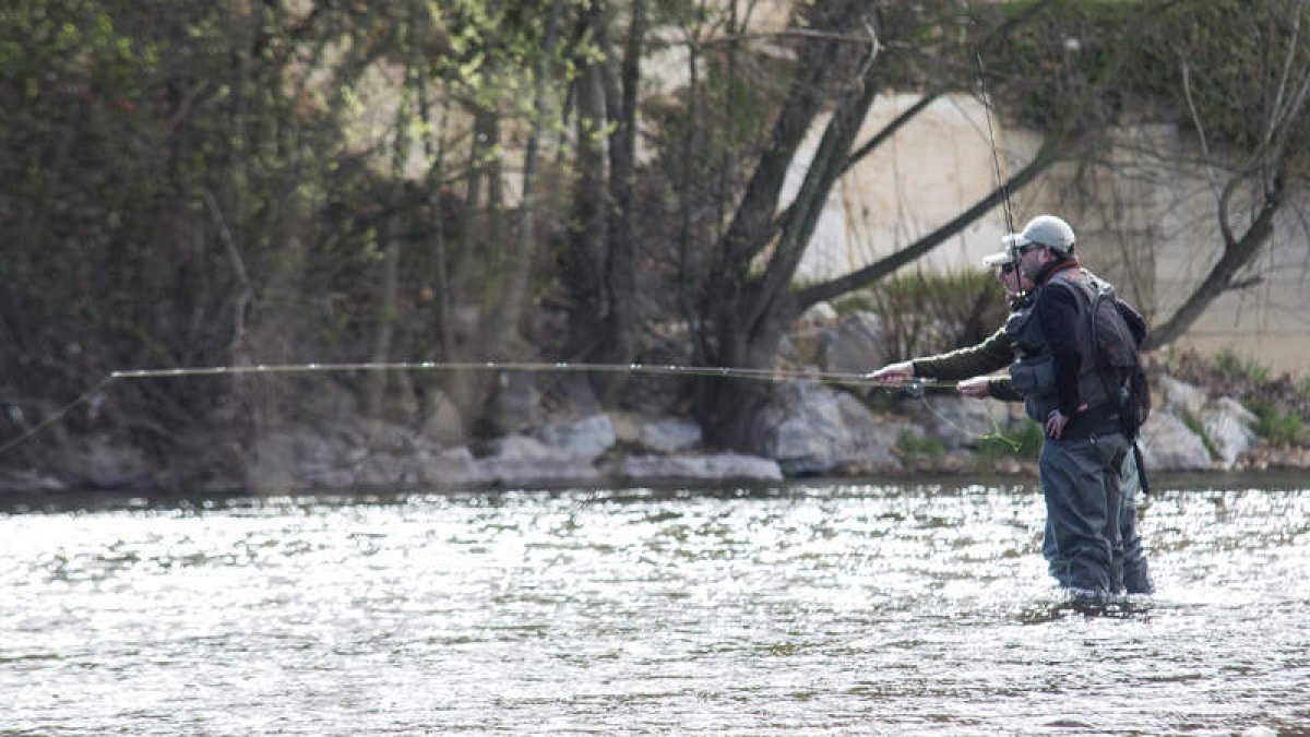 La temporada de pesca en los ríos leoneses levantará el telón el 31 de marzo. FERNANDO OTERO PERANDONES