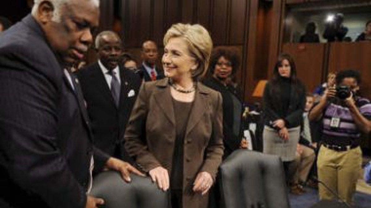 Clinton toma asiento durante la audiencia de confirmación ante el Comité de Relaciones Exteriores de