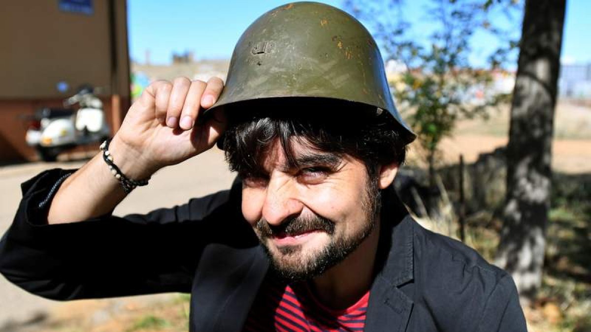 El escritor Emilio Gancedo con un casco de guerrillero. JAVIER CASARES