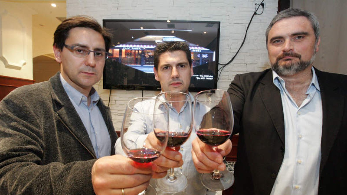 Los responsables del Café Ágora, junto a José Ángel Cascudo,director comercial de Bodegas Estefanía-Tilenus SL.