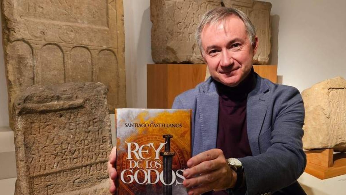 El escritor y profesor de la Universidad de León Santiago Castellanos sostiene su nueva novela. ÓSCAR ROBRES
