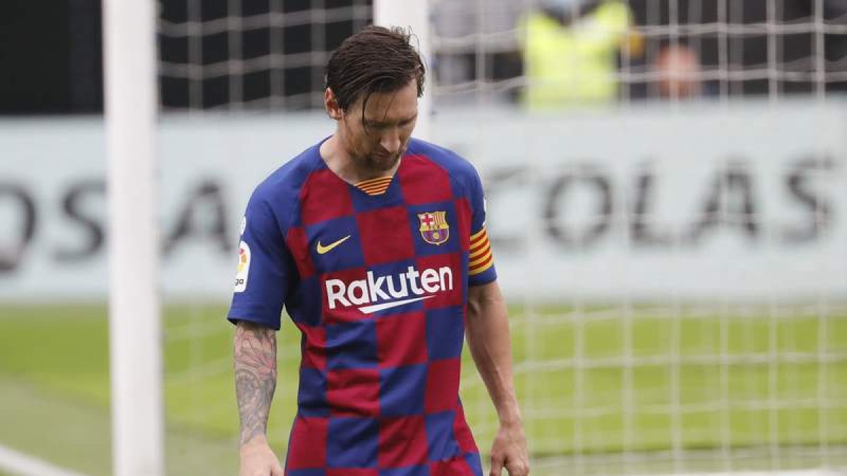 Leo Messi con gesto de enfado durante el último partido del Barcelona en el Camp Nou. LAVANDEIRA