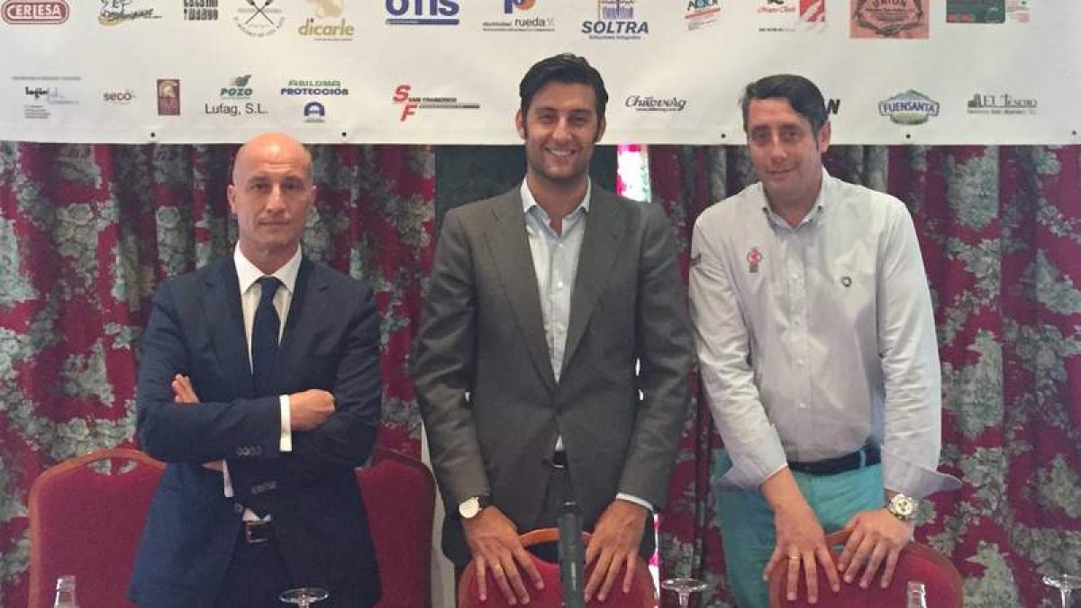 Manuel García, Antonio Vázquez y Carlos Cueto presentan el IV Torneo de Golf Hotel Conde Luna.
