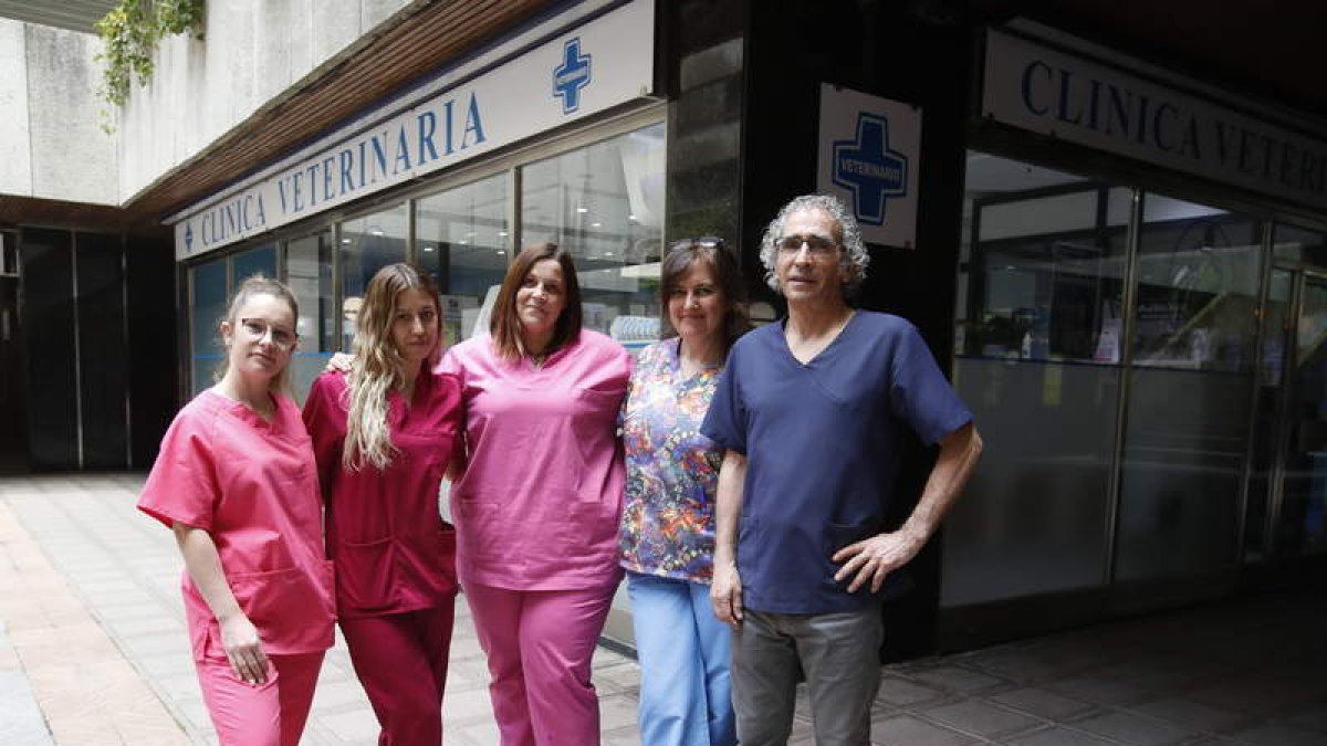 Ricardo Díaz, junto al resto de su equipo en la Clínica Santo Domingo. RAMIRO
