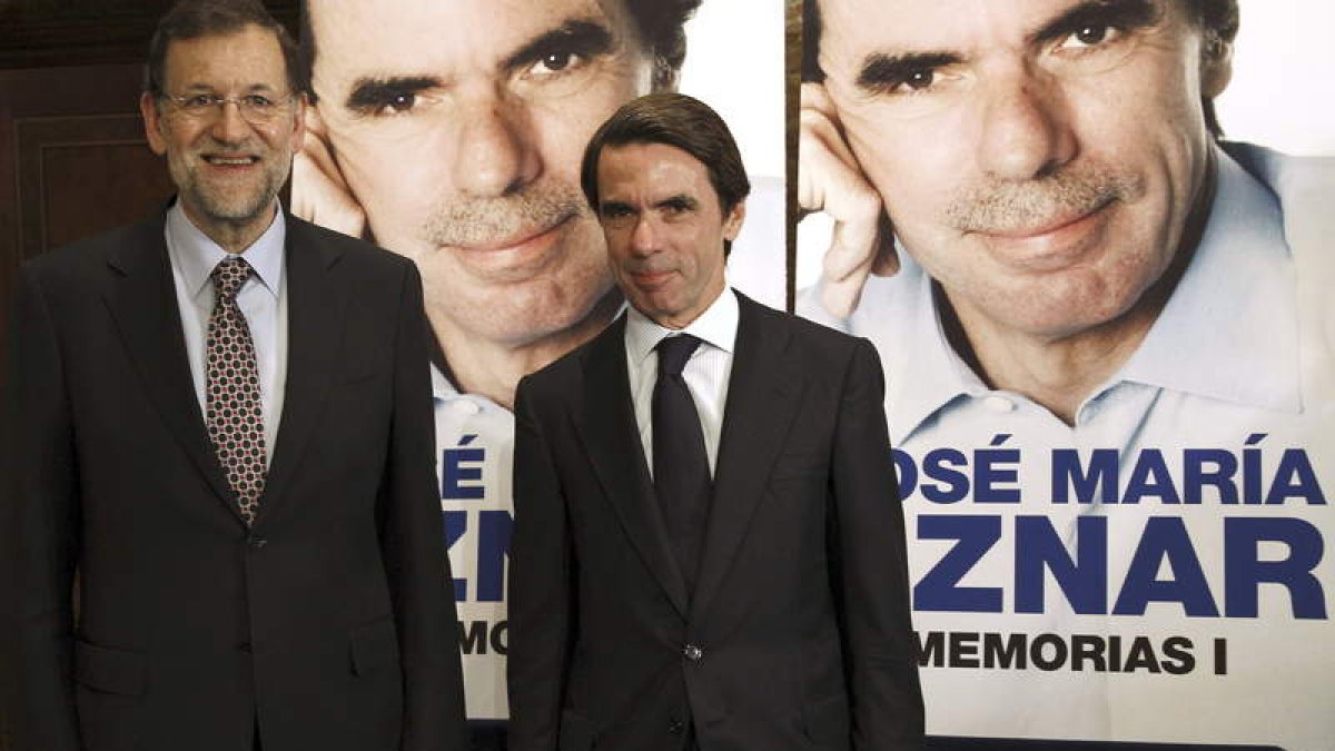 Rajoy y Aznar, en la presentación del primer volumen de sus memorias, el pasado noviembre.