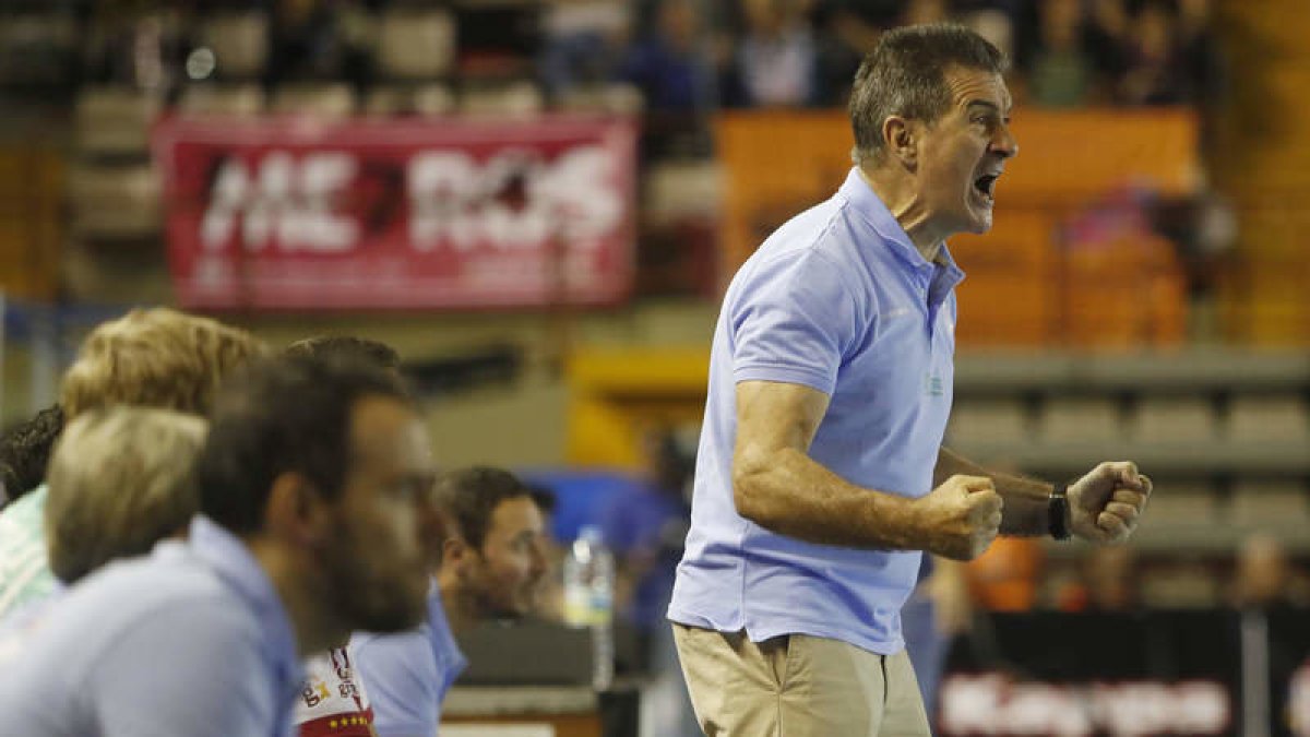 Manolo Cadenas da órdenes a sus jugadores durante un partido con el Abanca Ademar. JESÚS F. SALVADORES
