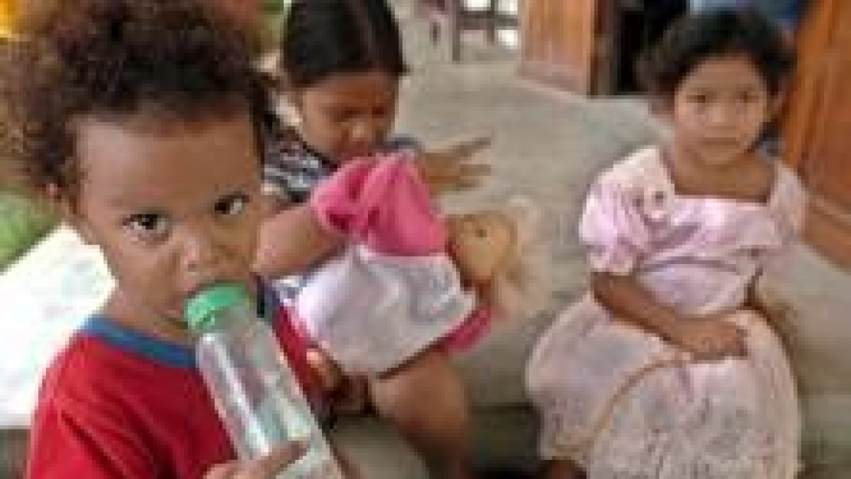 Varios niños «de la calle» pasean su pobreza en la ciudad de Panamá