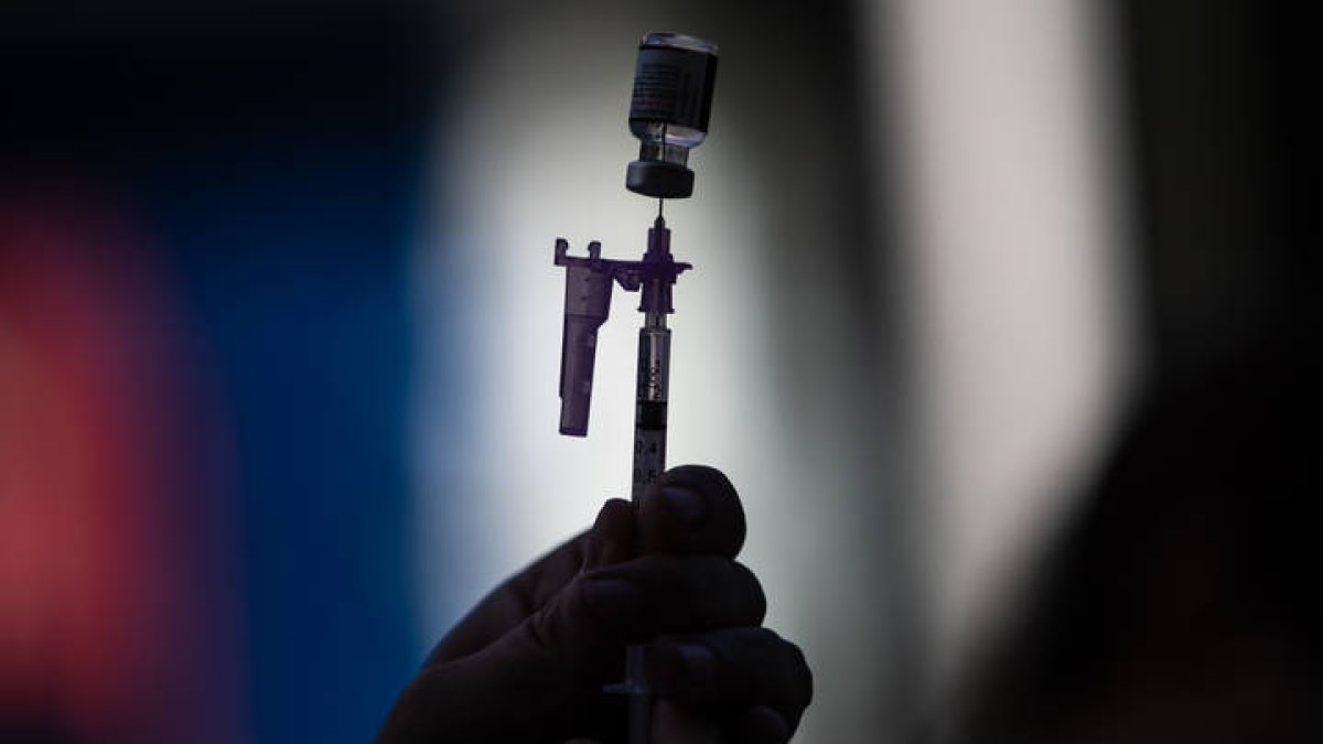 Continúa la campaña de vacunación con la cuarta dosis para personas vulnerables. ANDRE COELHO