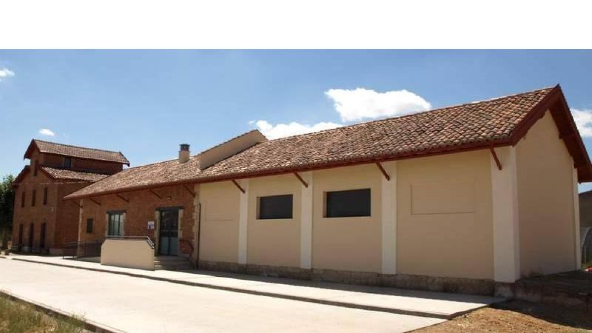 Talleres y antigua estación de tren de Valencia de Don Juan en la que la Diputación ha instalado el Cías.