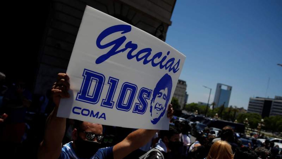 Un aficionado con un cartel de Maradona. ALDAY