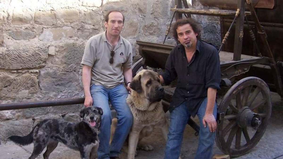 Félix con ‘Manchi’, el mastín ‘Caimán’ y el actor Eduard Fernández, en ‘Alatriste’. A la derecha, detrás de Penélope Cruz, sosteniendo a ‘Misi’ en el rodaje de ‘Manolete’.