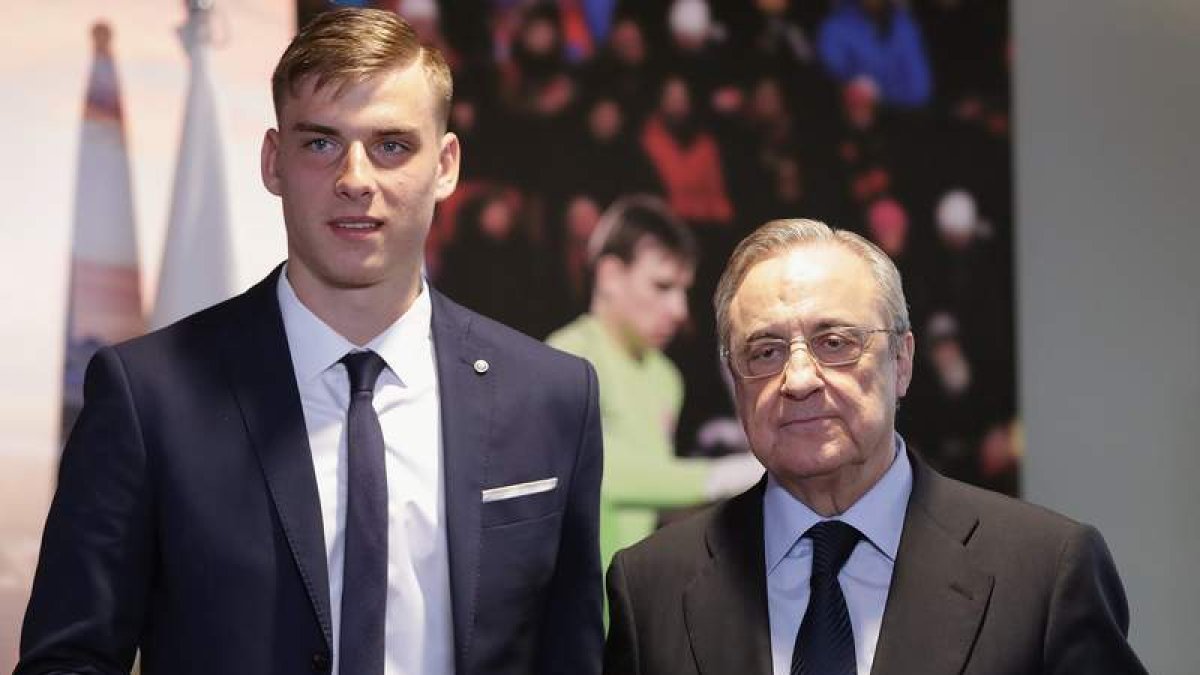 El Real Madrid presenta a Lunin, un portero ucraniano de 19 años, pero su objetivo es Courtois. ZIPI