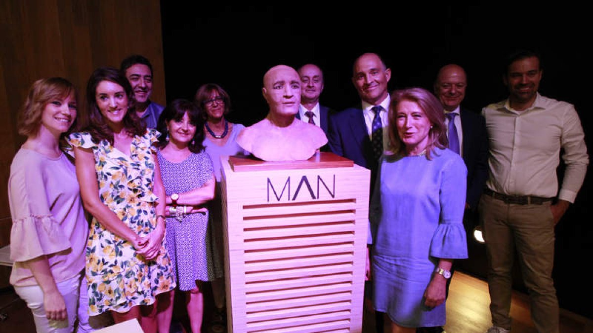 El director del MAN, Andrés Carretero Pérez (5d), con miembros del Hospital Quirón y trabajadores del Museo. LUIS MILLÁN
