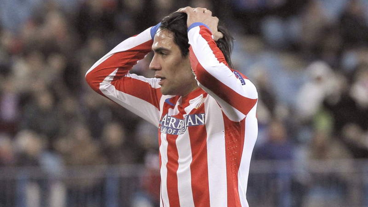 Falcao se lamenta de una ocasión fallada ante el Rubin.