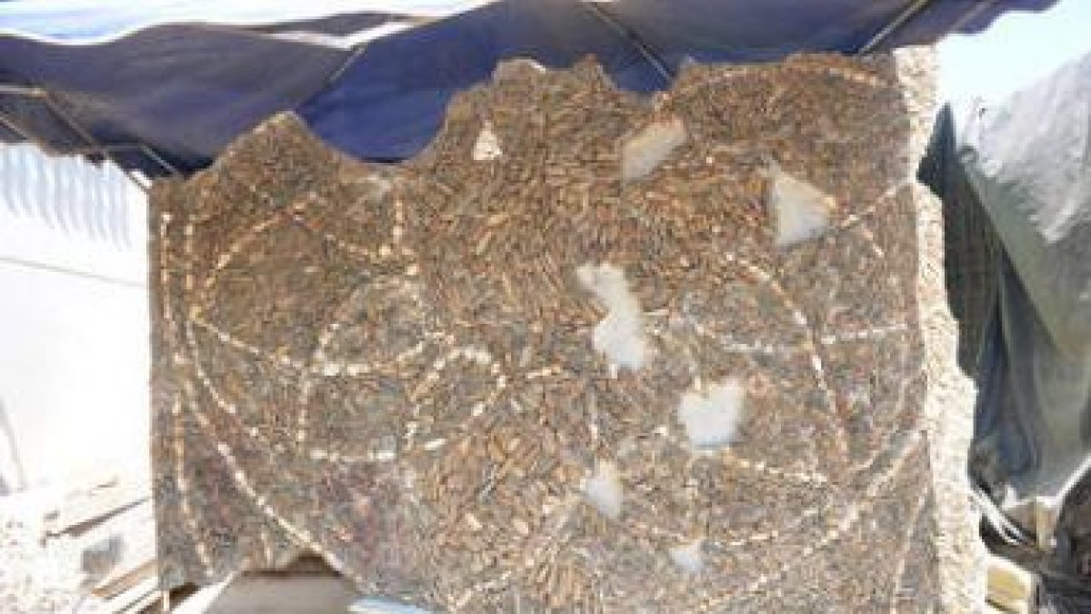 Imagen de cómo el pavimento empedrado va tomando forma en los almacenes de Decolesa.