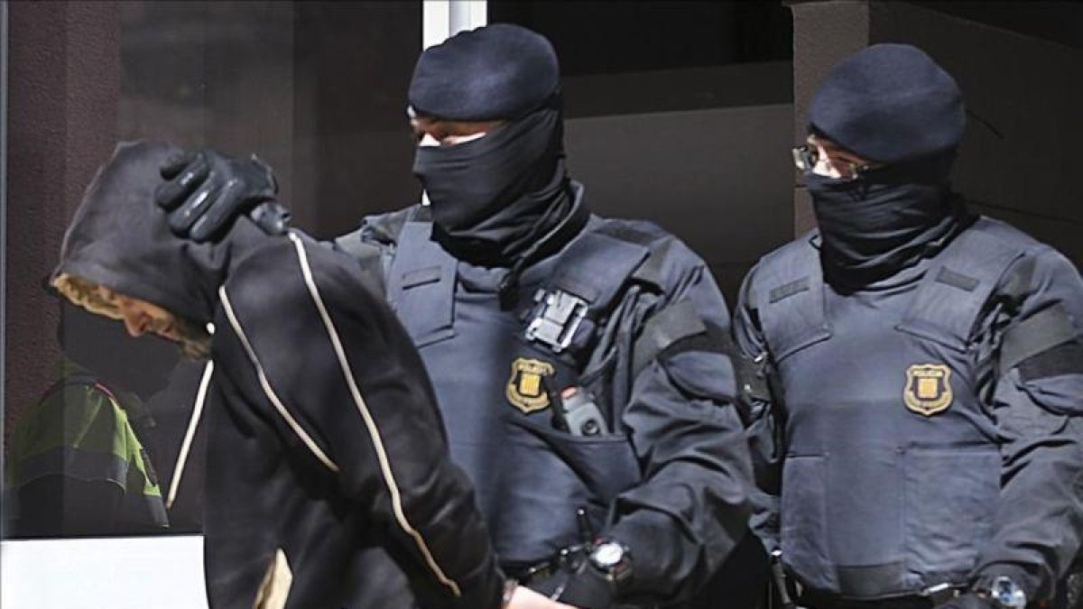 Los Mossos sacan de su casa a Antonio Sáez, el líder de la célula desarticulada, el 8 de abril del 2015.
