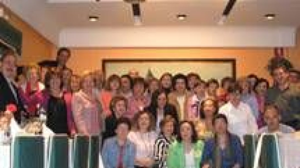 Médicos, enfermeros y auxiliares que colaboraban con la Hermandad, en la foto de grupo