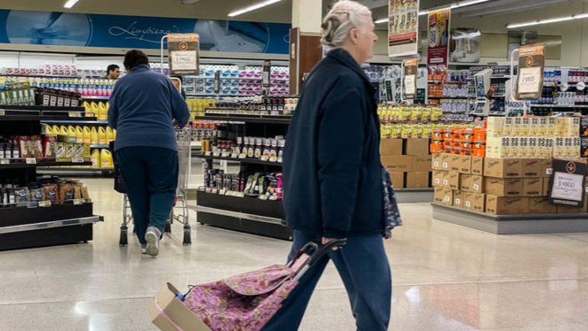 Varias personas hacen la compra en un supermercado. JUAN IGNACIO RONCORONI