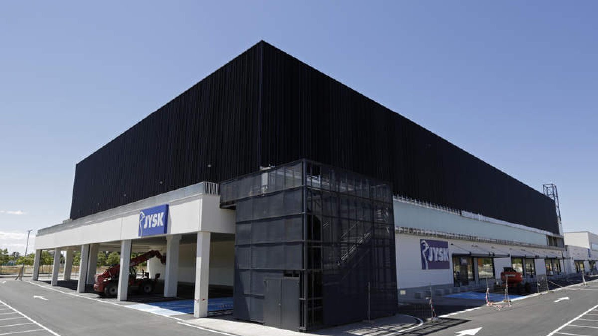 Rótulos de Jysk, en el centro comercial de la Lastra. FERNANDO OTERO