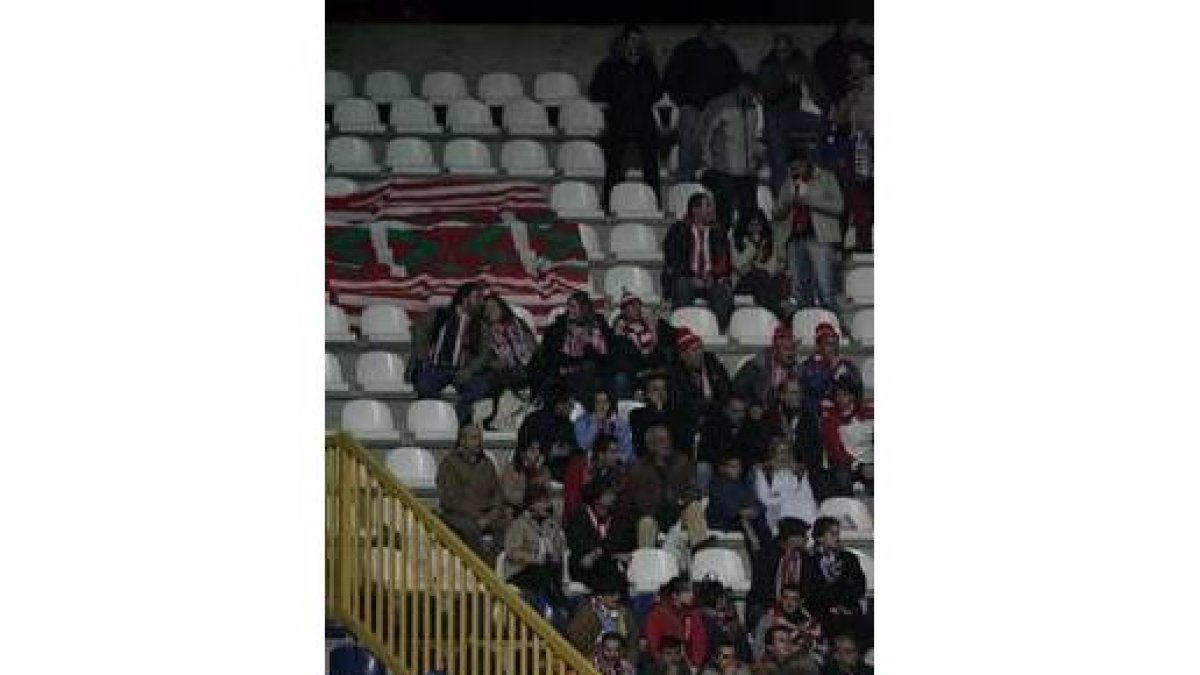 La presencia de aficionados del Athletic no fue amplia, pero sí ruidosa