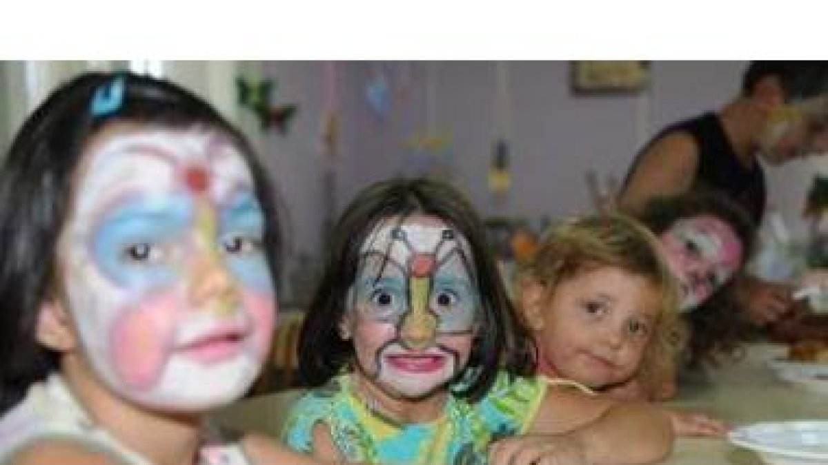 Niños con la cara pintada participan en una actividad de la ludoteca de Villadangos.