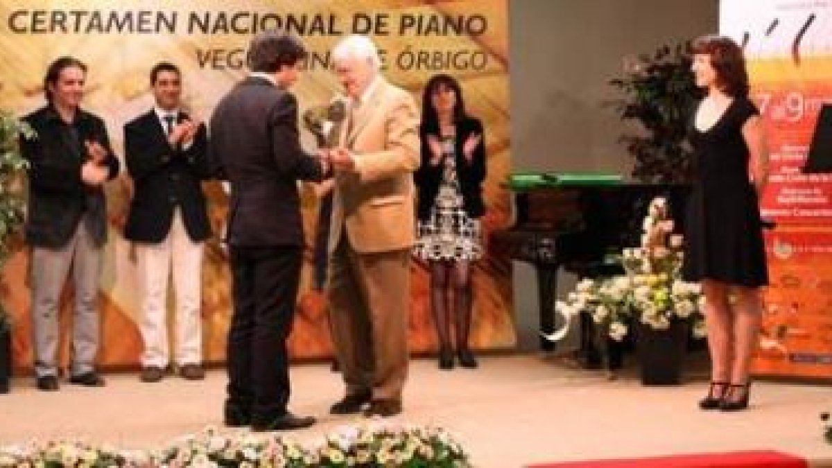 Cristóbal Halffter hace entrega del galardón a uno de los jóvenes pianistas premiados en el certamen