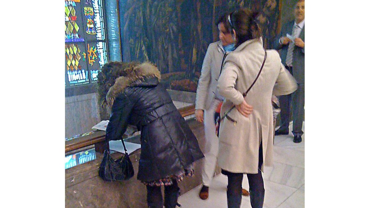 Picallo, firmando la entrega, Rodríguez, Díaz y Canuria al fondo.