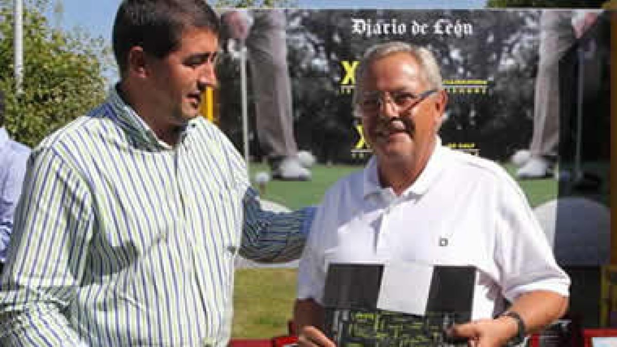 Recogen el premio en nombre de Felipe Cueto. Premia Pablo Lago, director de DIARIO DE LEÓN.