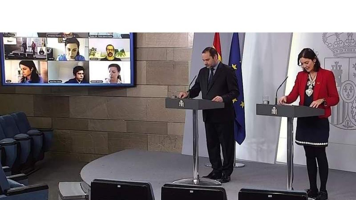 El ministro de Transportes, José Luis Ábalos, y la ministra de Turismo, Reyes Maroto, ayer. EFE