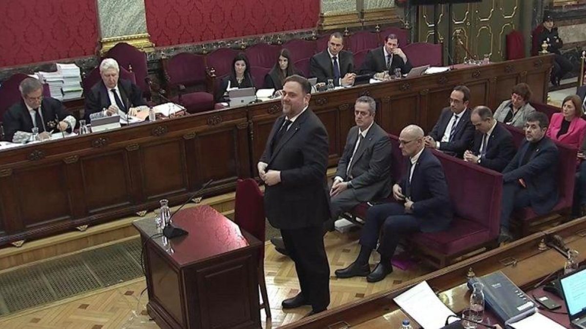 Oriol Junqueras, de pie, en el tercer día del juicio del procés en el Supremo.