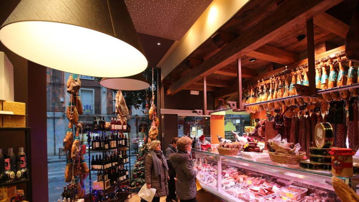 De Molina Gourmet se ubica en el número 23 de la avenida de España de Ponferrada. Pueden hacerse pedidos en los teléfonos 987 416 125 o 987 403 531